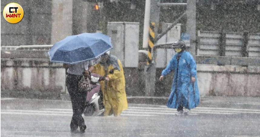 明各地仍炎熱!午後雷雨區擴大 熱帶擾動恐成準颱「丹娜絲」擾台