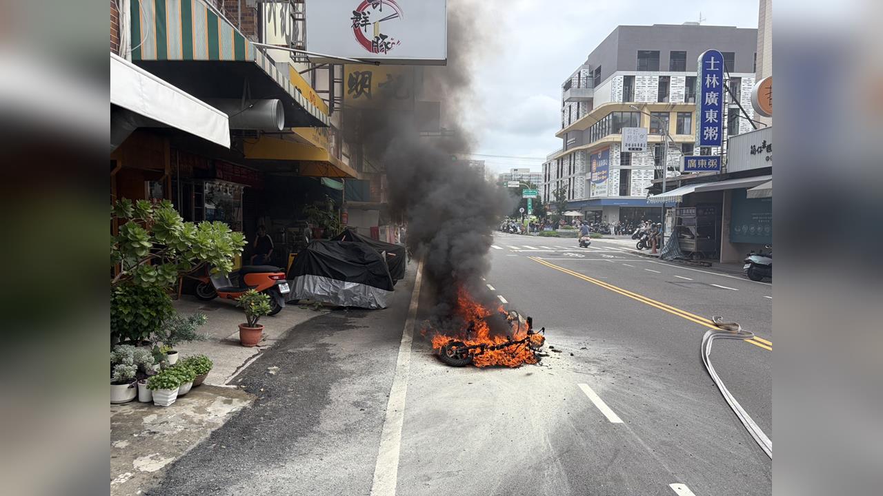 快新聞／電動車突然燒成火球！台南騎士跳車驚險逃生　黑煙狂冒畫面曝