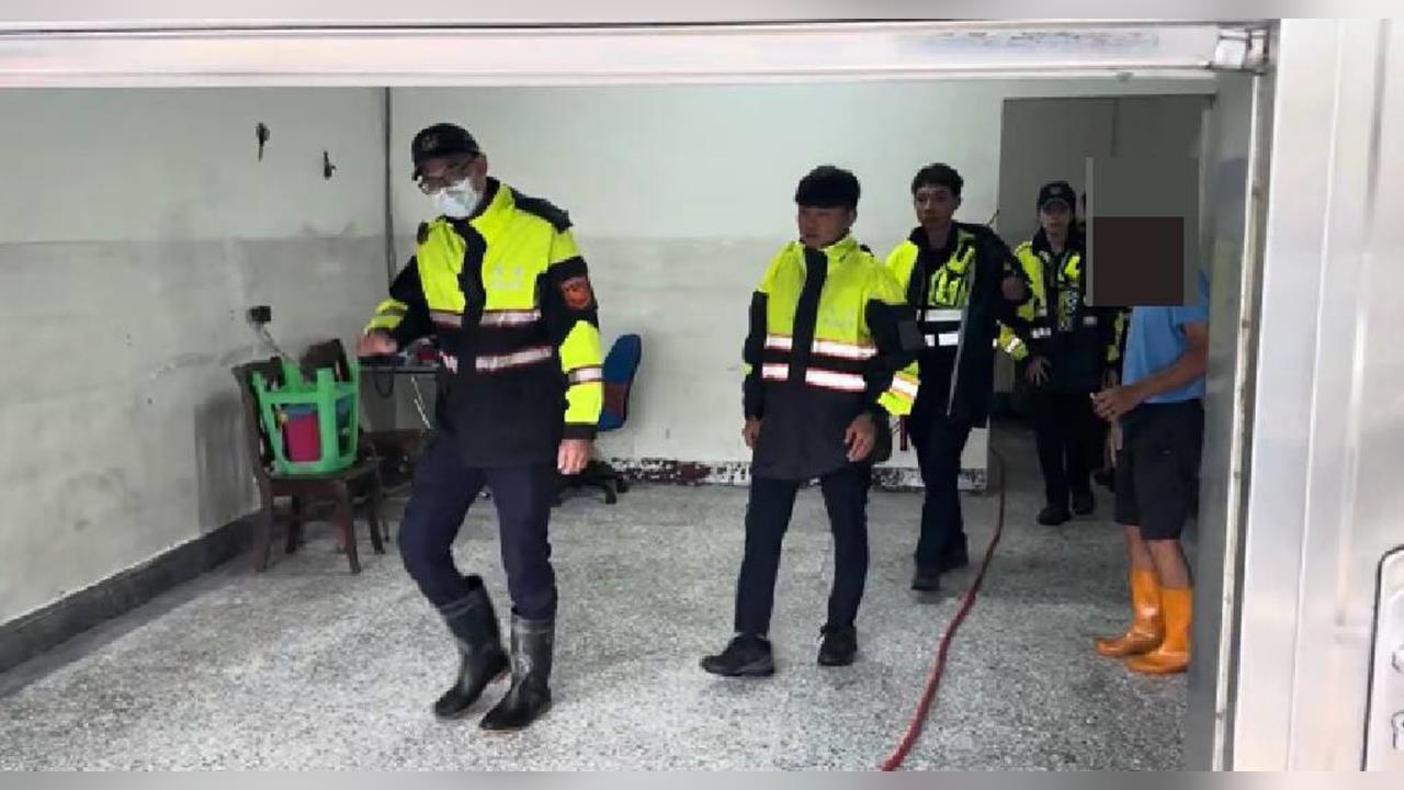 快新聞/大雨+泥沙堵水溝!房屋後方積水 季連成10分鐘派員到場
