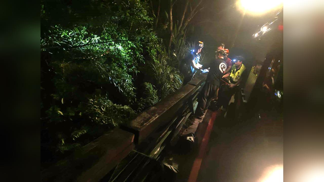 快新聞／情侶吵架竟跳谷！男友消失烏來50米山谷　搜救人員摸黑救出...奇蹟無大礙