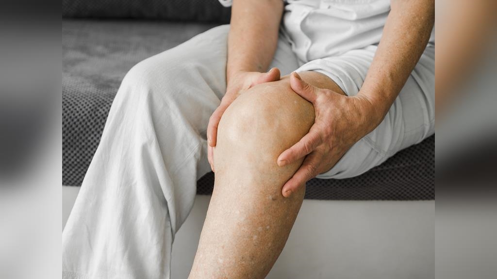 72歲婦人長期背痛！檢查發現「嚴重骨鬆」導致多節脊椎壓迫性骨折