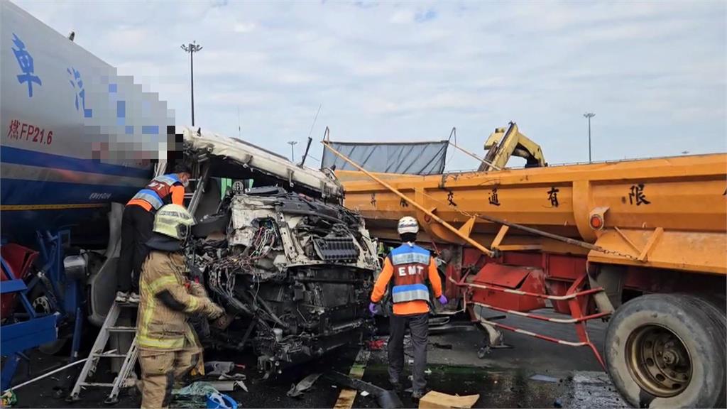 國1台南段砂石車撞化學槽車　槽車車頭全損駕駛受困