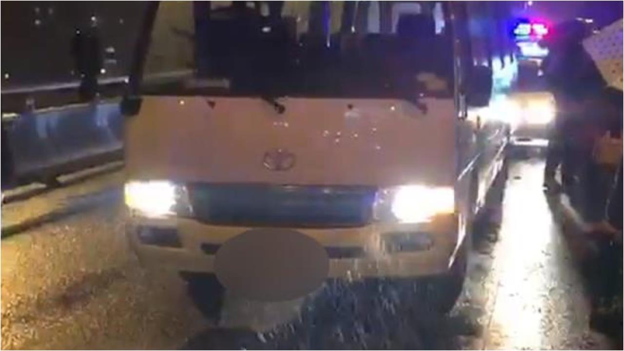 司機嫌「孩童吵鬧踢椅背」全家遭丟包交流道旁!飯店「還原情況」:司機記過