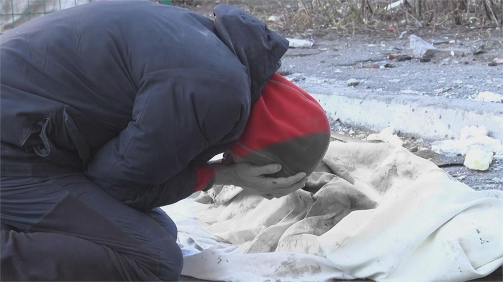 染血白布下是母親！俄軍無情轟炸基輔住宅區　男子跪遺體旁掩面痛哭