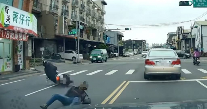 桃園3寶神級對撞!行人闖紅燈+機車逆向搶快 雙雙撞成1秒躺平