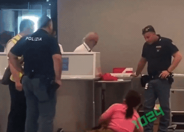 我獨自生氣!中國大媽行李超重不肯付錢 米蘭機場登機門前打滾哭吼