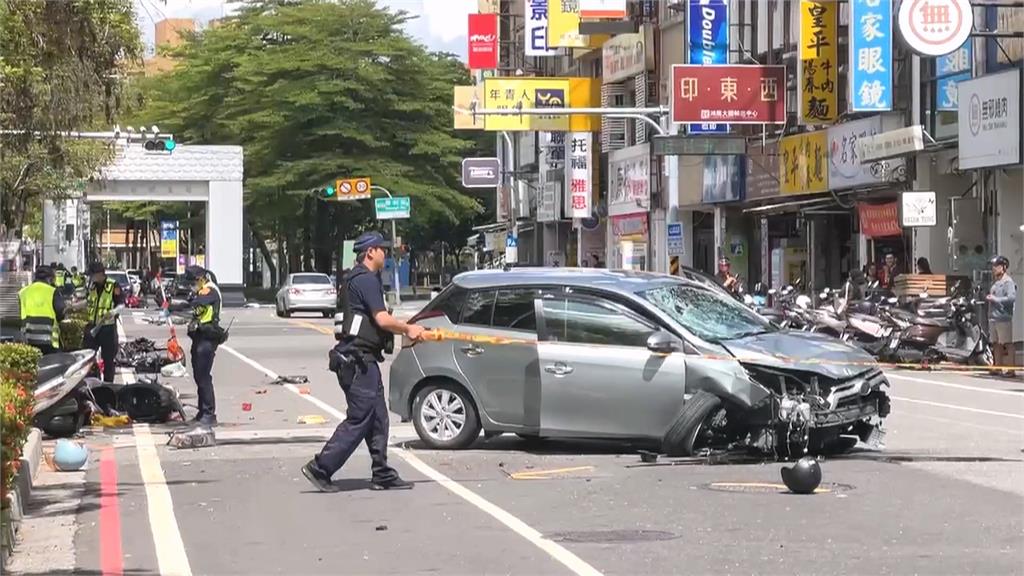 又是高齡肇事！　76歲婦開車暴衝「橫掃29車」1死2傷