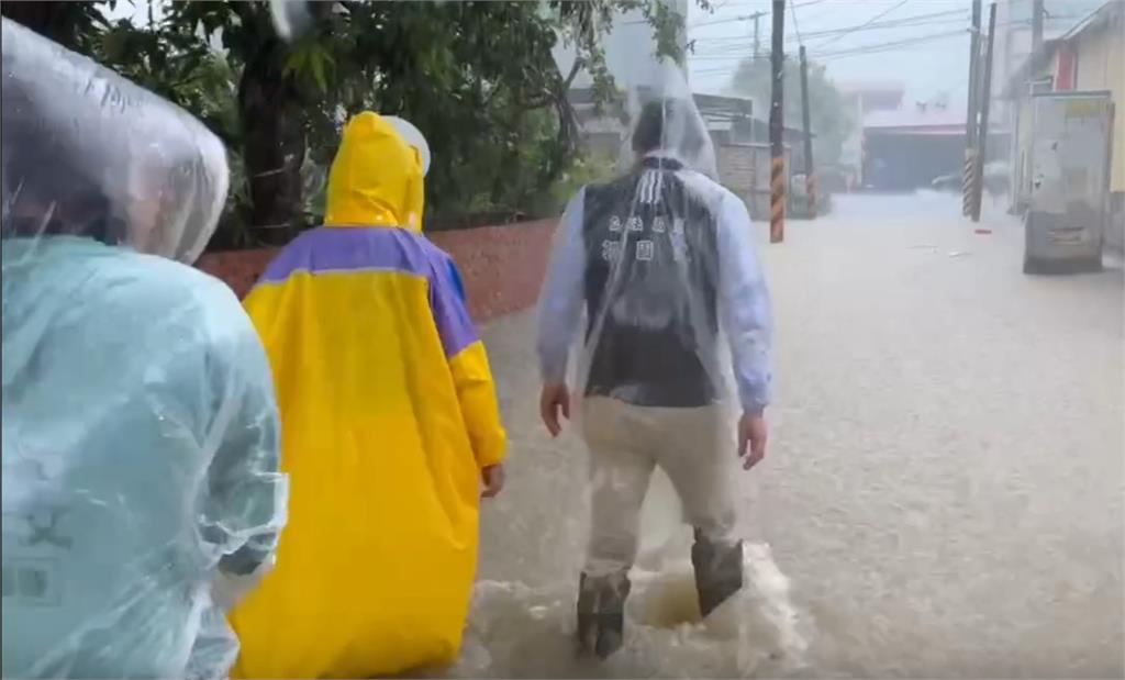 快新聞／台南豪雨「土石流沖民宅」房屋傾斜　母子驚險撤離