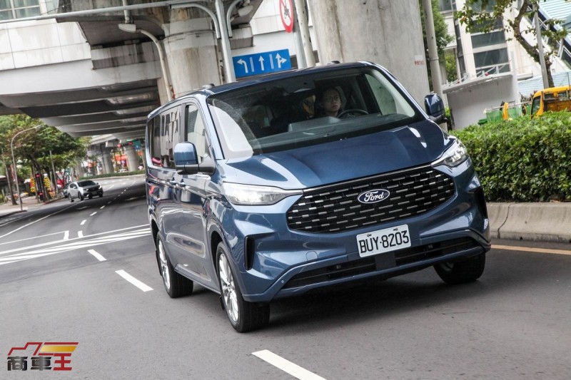 實用進口商旅再添一生力軍！　全新第二代 Ford Tourneo Custom Bus Titanium 八座(福特旅行家)試駕