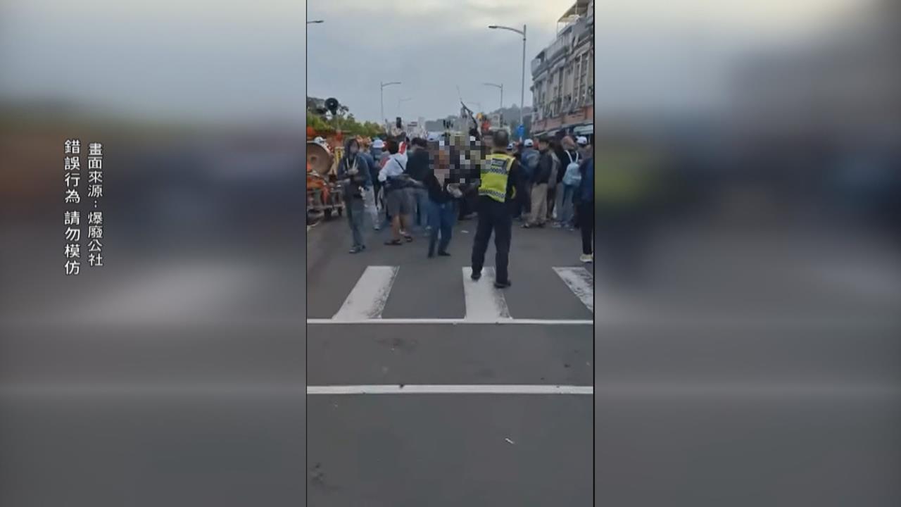 酒空鬧事糗了！男子酒醉擋廟會遶境隊伍遭驅離　竟脫鞋砸警被送辦