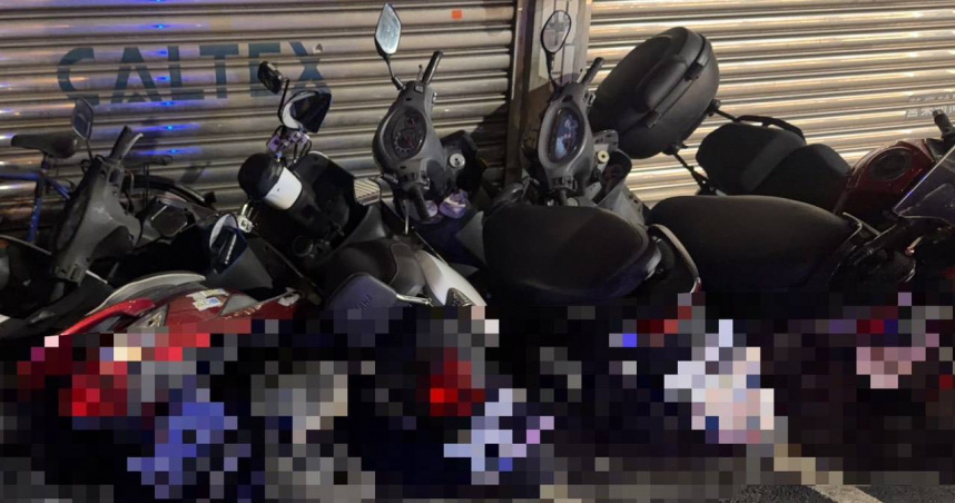 僅因心情不好!女子沿街推倒機車 警帶回送辦