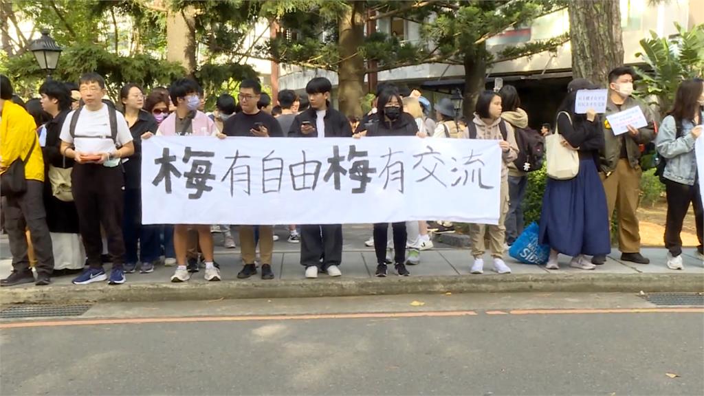 台灣學生發國旗相迎！　中生團訪清大快步離開不敢拿