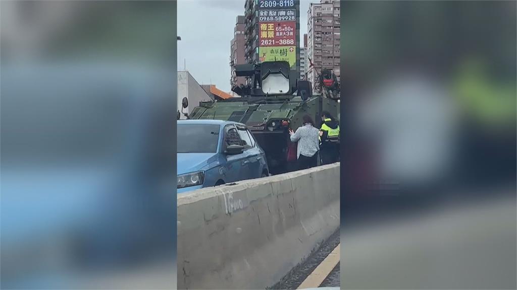 雲豹裝甲車又撞了！　 變換車道不慎擦撞轎車