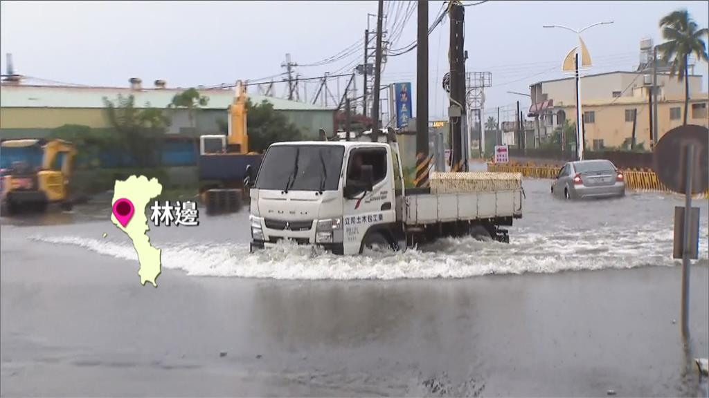 雨勢轉小！林邊台17路段積水未退　水淹膝蓋汽機車拋錨