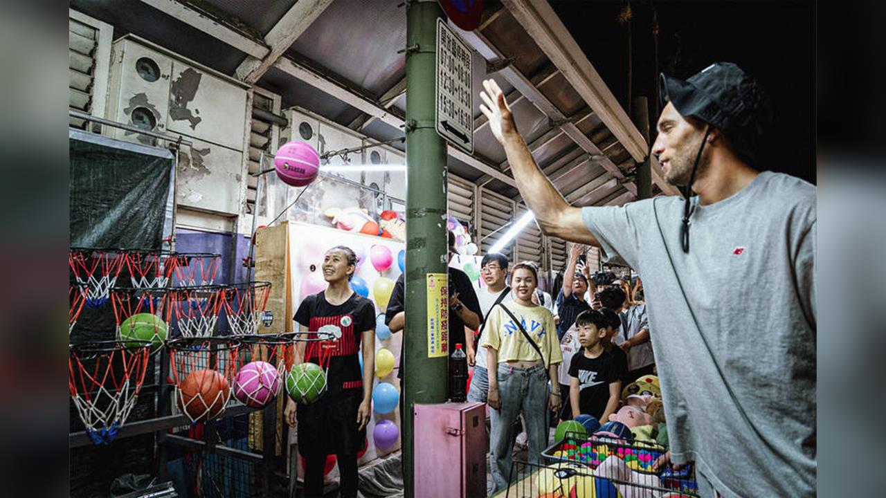 NBA／來台灣怎麼能不「迺夜市」!灌籃王拉文中壢夜市挑戰「籃球九宮格」投9中6