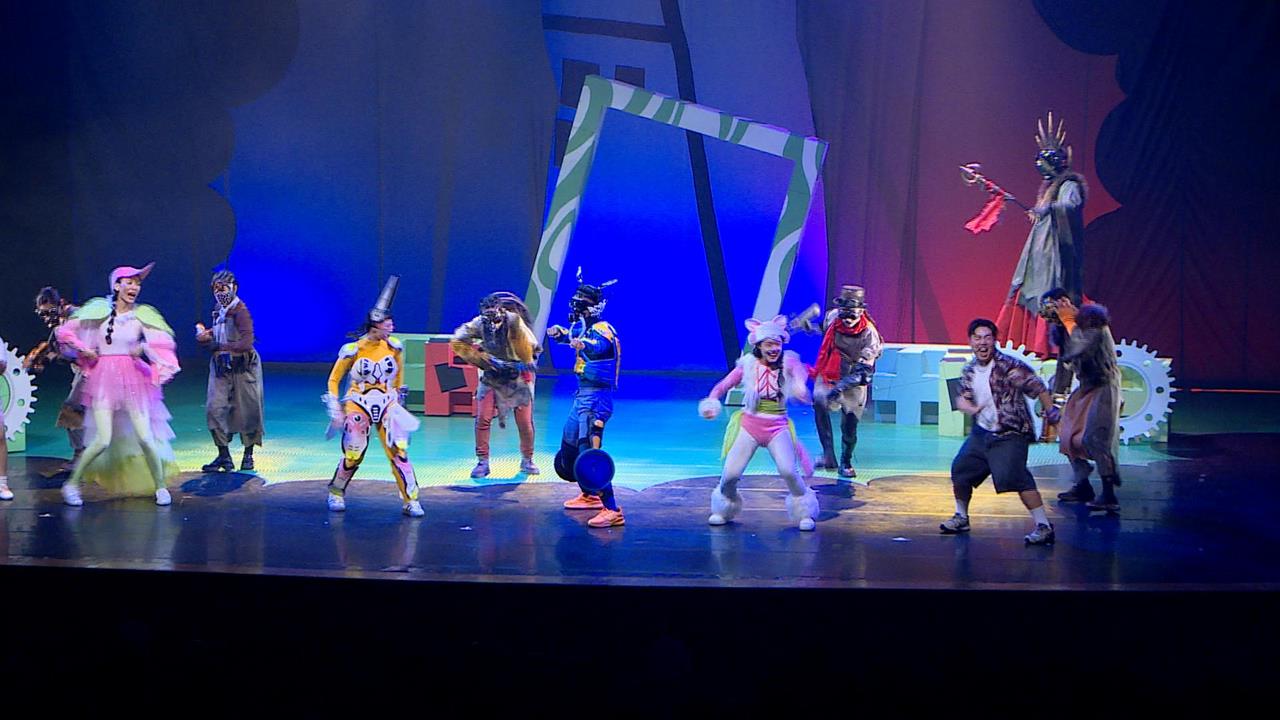 蘋果劇團新戲首演！三米充氣巨偶登台震撼全場