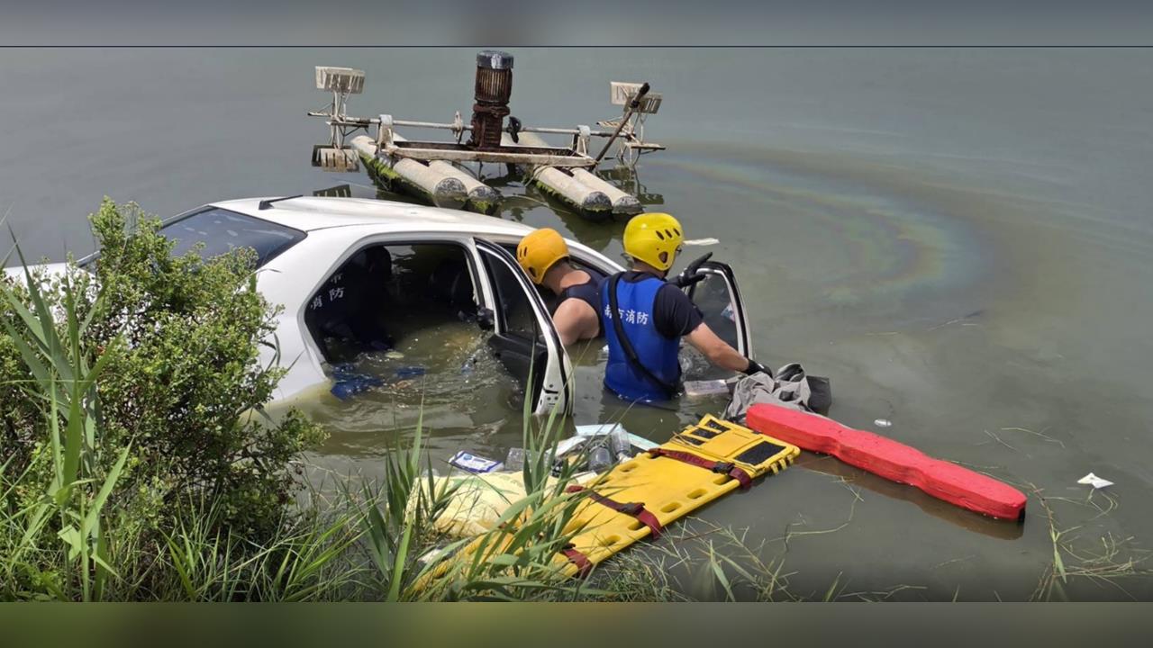 快新聞／台南七股死亡事故！轎車墜魚塭「僅看見車頭」　男子遺體3小時被尋獲