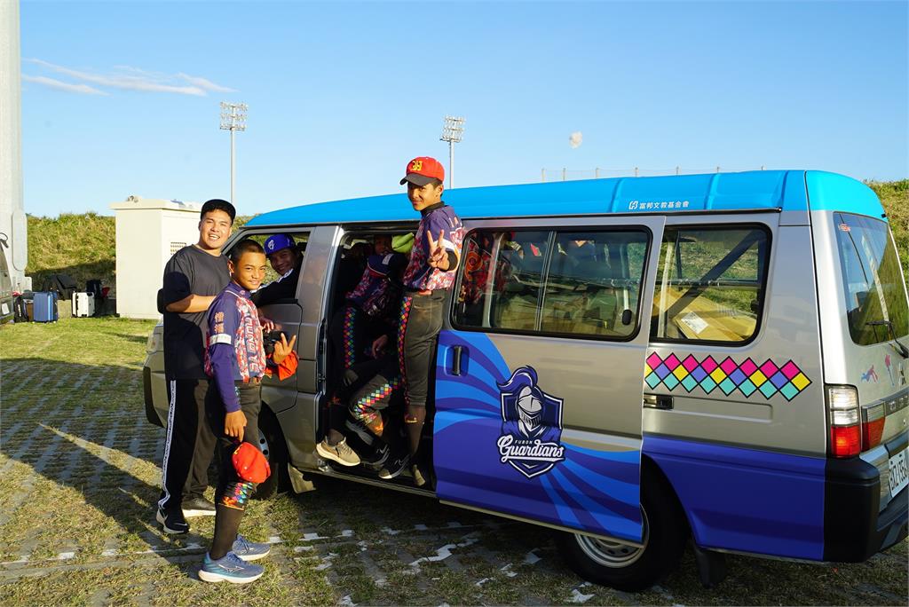 棒球／關懷盃紅葉少棒奪冠！富邦悍將張進德、王勝偉「開新車」回饋家鄉