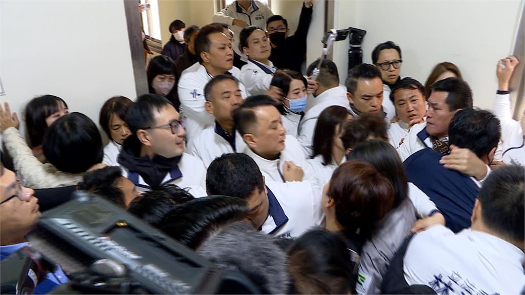 國民黨三分鐘強行闖關選罷法! 民進黨團轟:會議無效