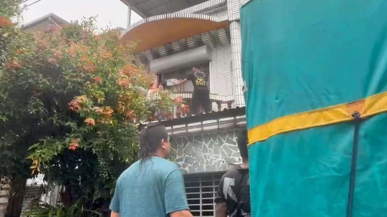 花蓮光復災情慘！青年騎車送物資　廂型車撞進民宅　人力不足暫置路旁