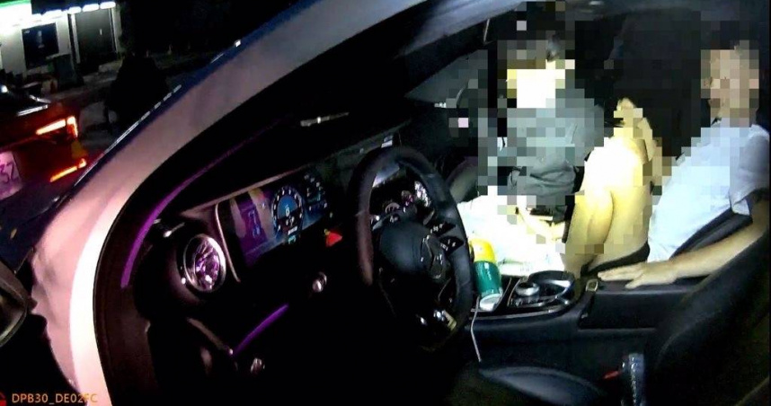 台中酒駕男躲警竟「男男交疊」副駕坐人身上 忘打P檔連撞6車超囧