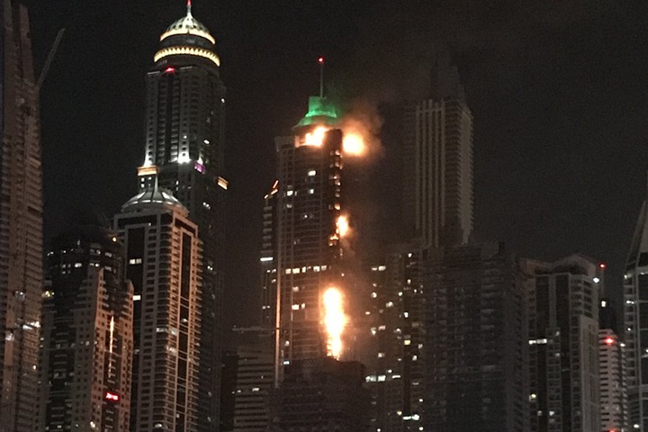 「火炬大廈」成火把 杜拜摩天大樓起大火