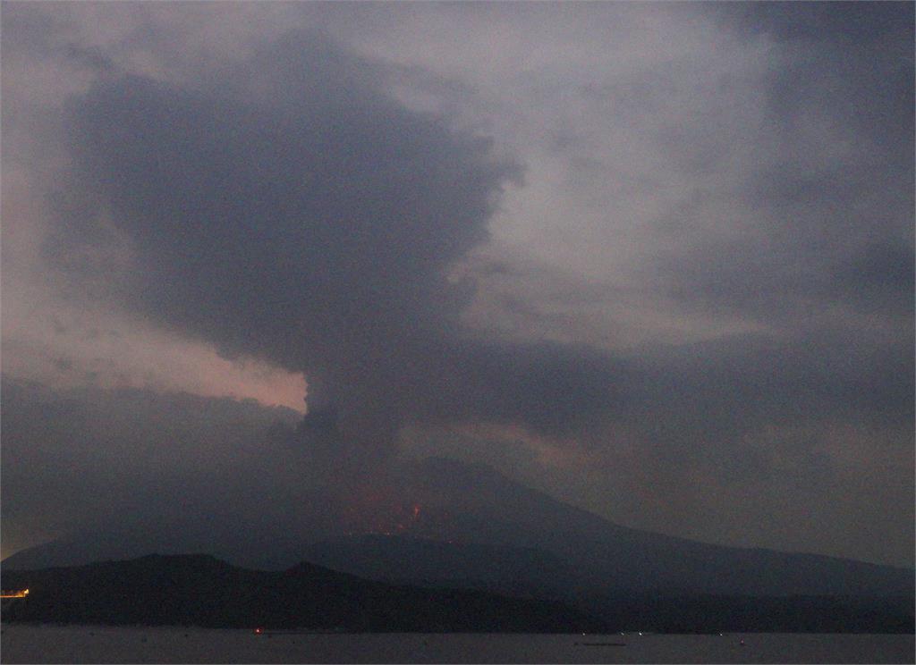 日本櫻島「火山噴發」碎石噴飛2.5公里　氣象廳發布最高「避難」警戒