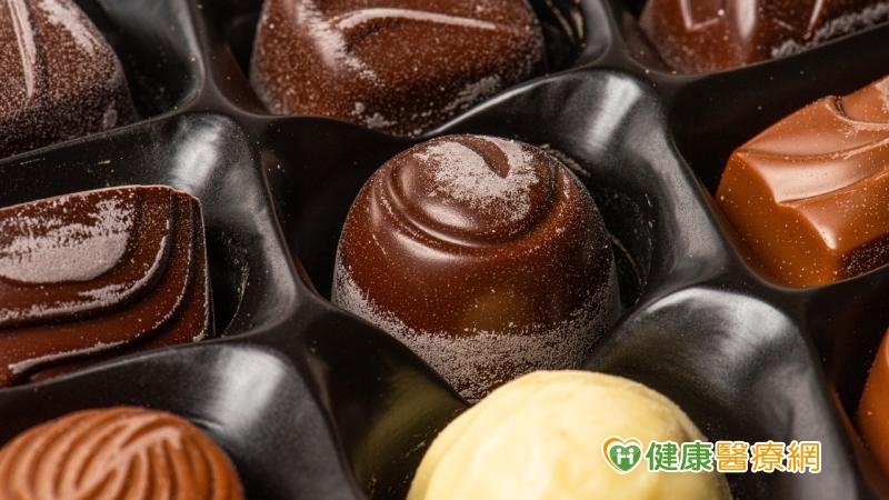 情人節品嘗巧克力　起「白霜」是不是發霉？還能吃嗎？　