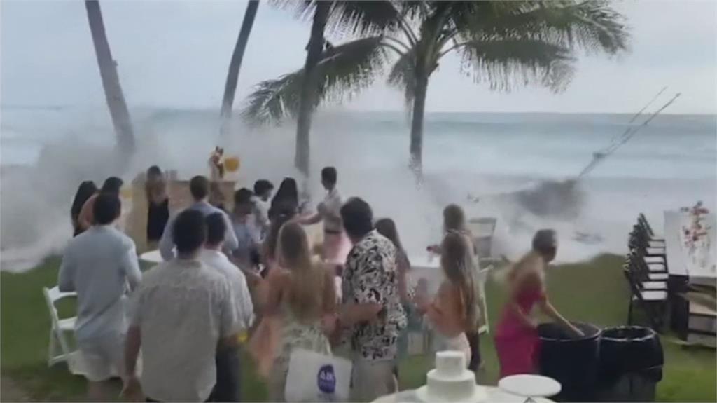 六公尺大浪鬧婚宴 夏威夷海洋安全戒備