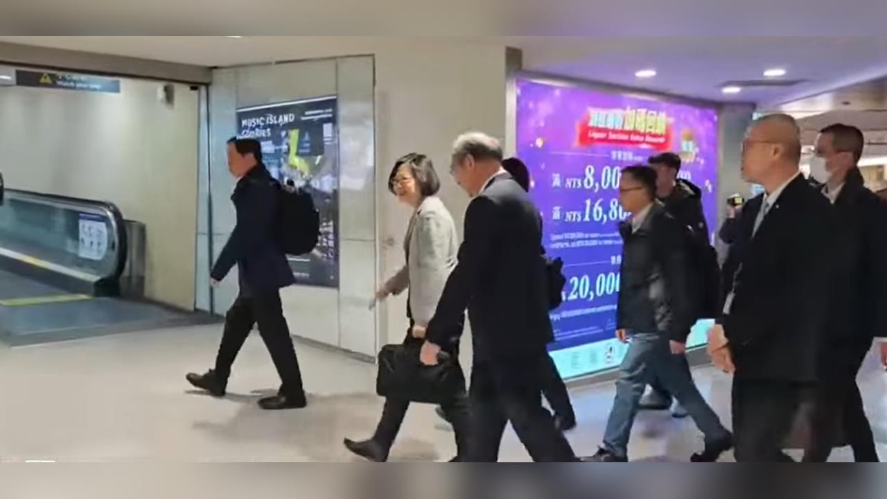 快新聞/蔡英文結束訪歐行程清晨返抵台灣 微笑揮手畫面曝