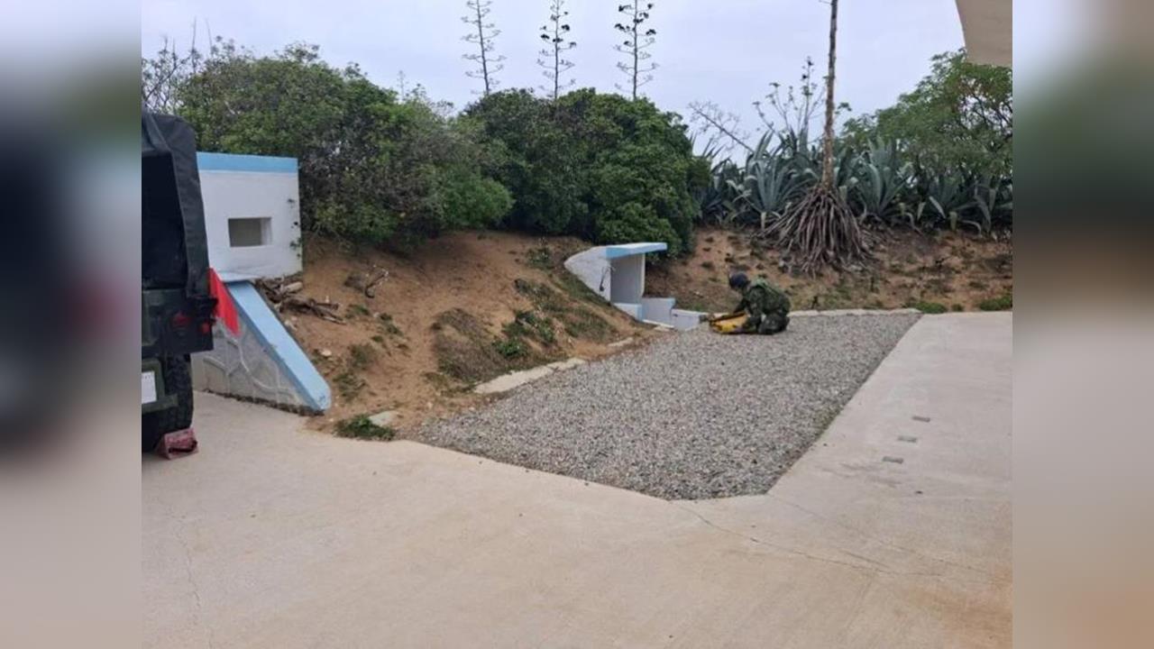 快新聞／金門軍營旁沙灘「疑發現未爆彈」　金防部派員到場處置