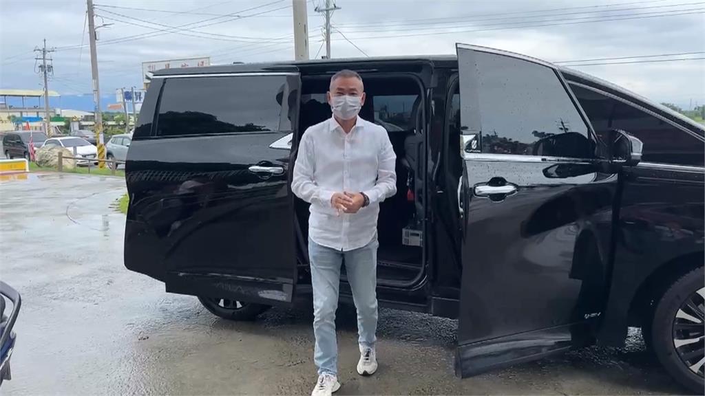 丁學忠神情自在完成投票 張嘉郡忘帶身分證急返家
