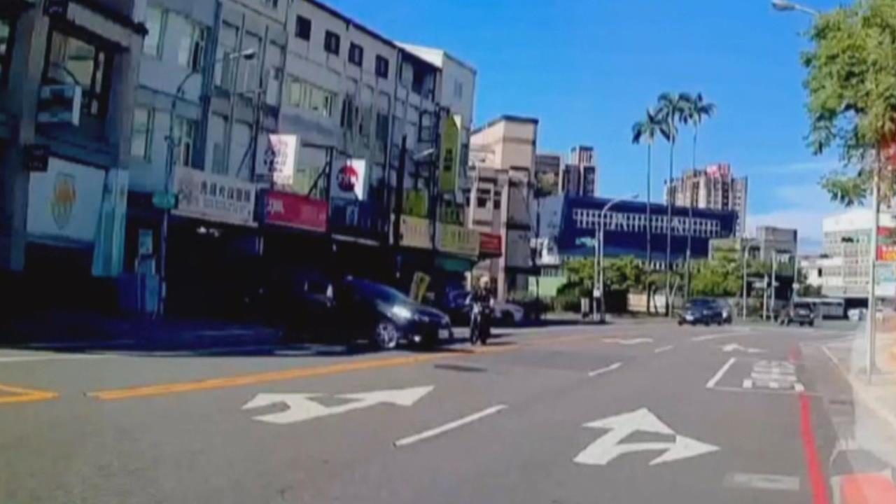 宜蘭轎車違規迴轉撞機車　騎士「前滾翻」落地逃過一劫