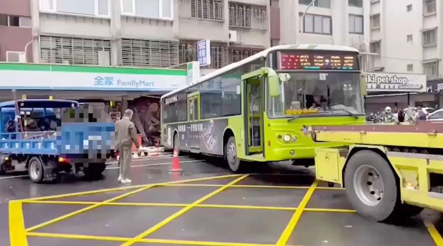 快新聞／北市信義區公車撞進超商　交通局長震怒：絕不容許僥倖行事