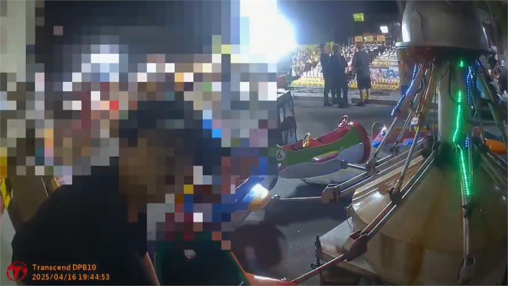 悚！　東港夜市小飛機傾斜　2女童重摔頭著地　業者竟繼續營業