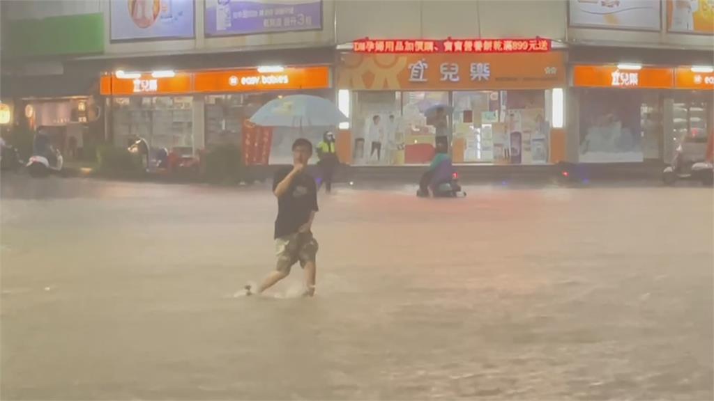 大暴雨！　騎士冒險涉水行駛　七賢路車輛快滅頂