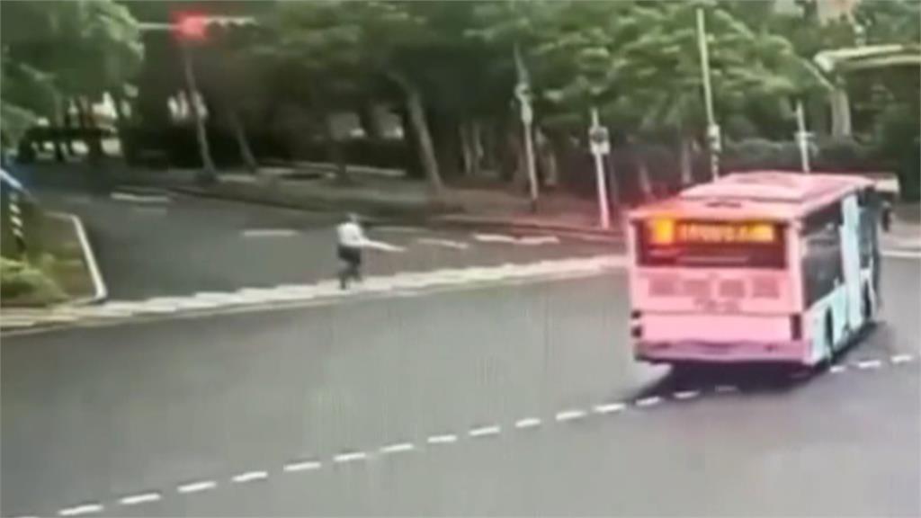 公車駕駛轉彎未禮讓行人 部桃乳癌權威周佳正遭輾斃