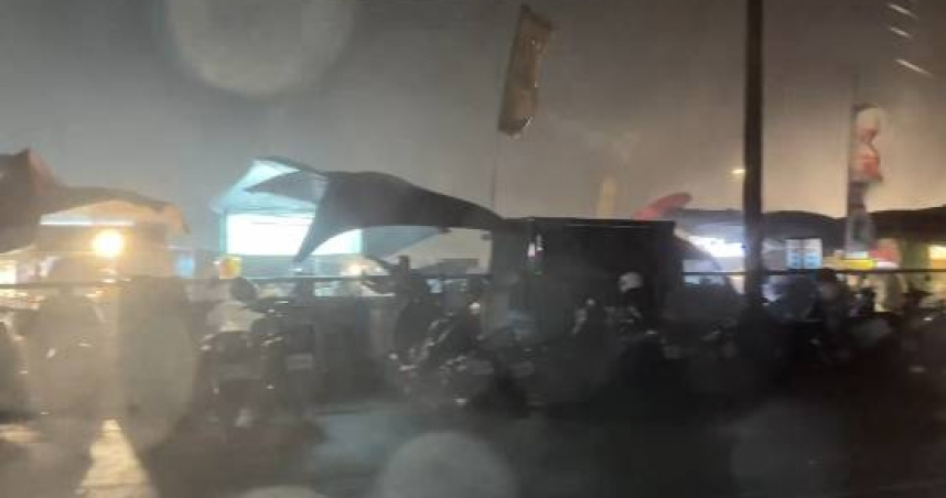 台中雨彈狂炸！當地人直呼「颱風等級暴雨」　夜市攤販慘奔逃