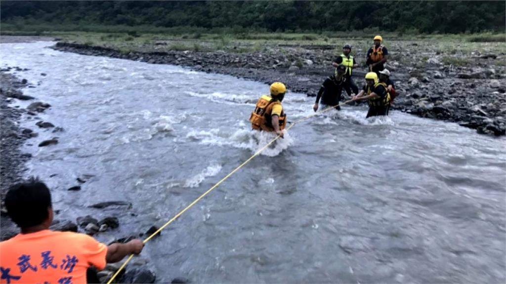 大雨沖毀河床民受困 消防隊拉繩索涉水救人