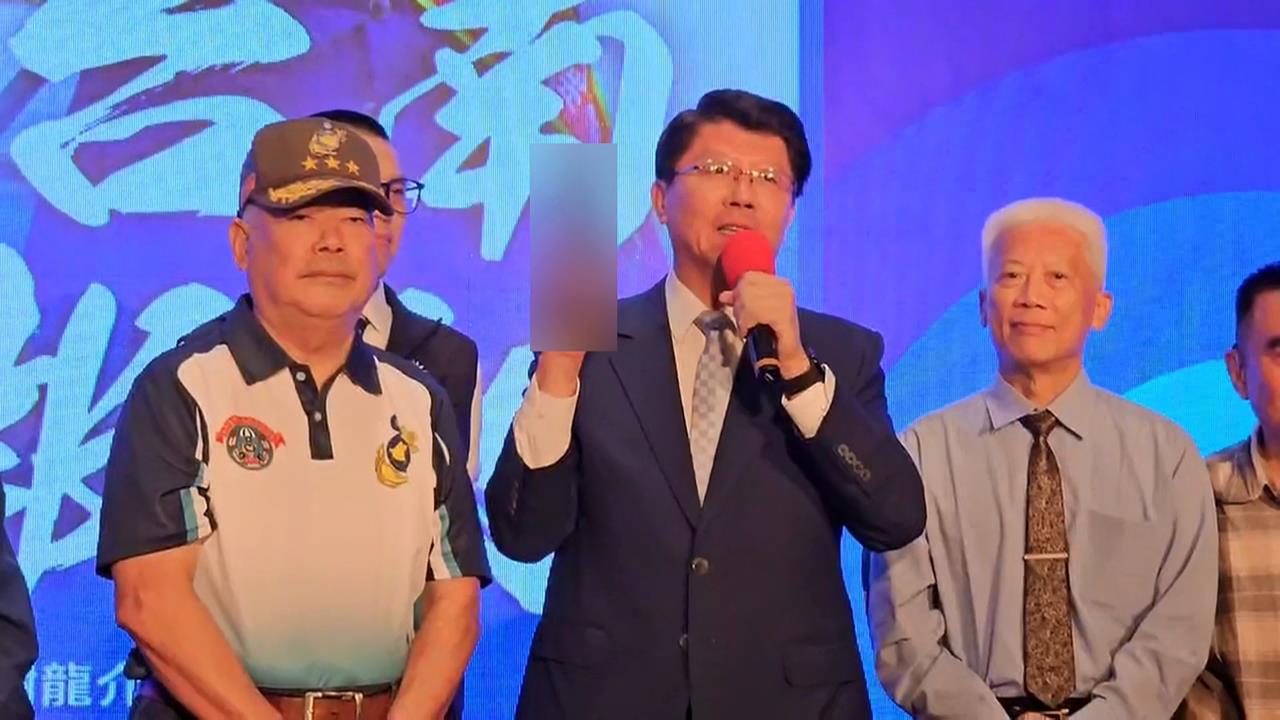 季麟連贈送! 謝龍介致詞"全程舉槍"被批觀感不佳