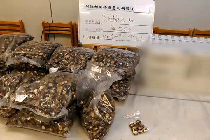 大膽！中國客夾帶40條菸20kg鈕扣菇