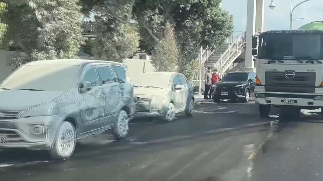 台中烏日水泥廠粉塵大噴發　覆蓋50輛汽車　如被包膜