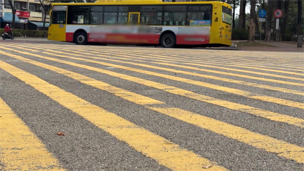 槽化線當臨時停車場　＂公車違停日常＂惹非議