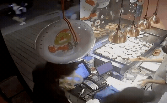 快新聞／中山街頭傍晚濺血！甜甜圈店員「神推一把」　成顧客救命恩人