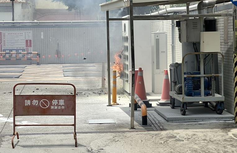 快新聞／沒人使用卻自燃爆炸！　高雄加油站旁電動車充電站突然起火