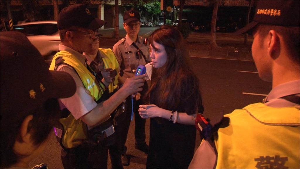 抓酒駕設臨檢站 竟遇BMW衝撞加速逃逸