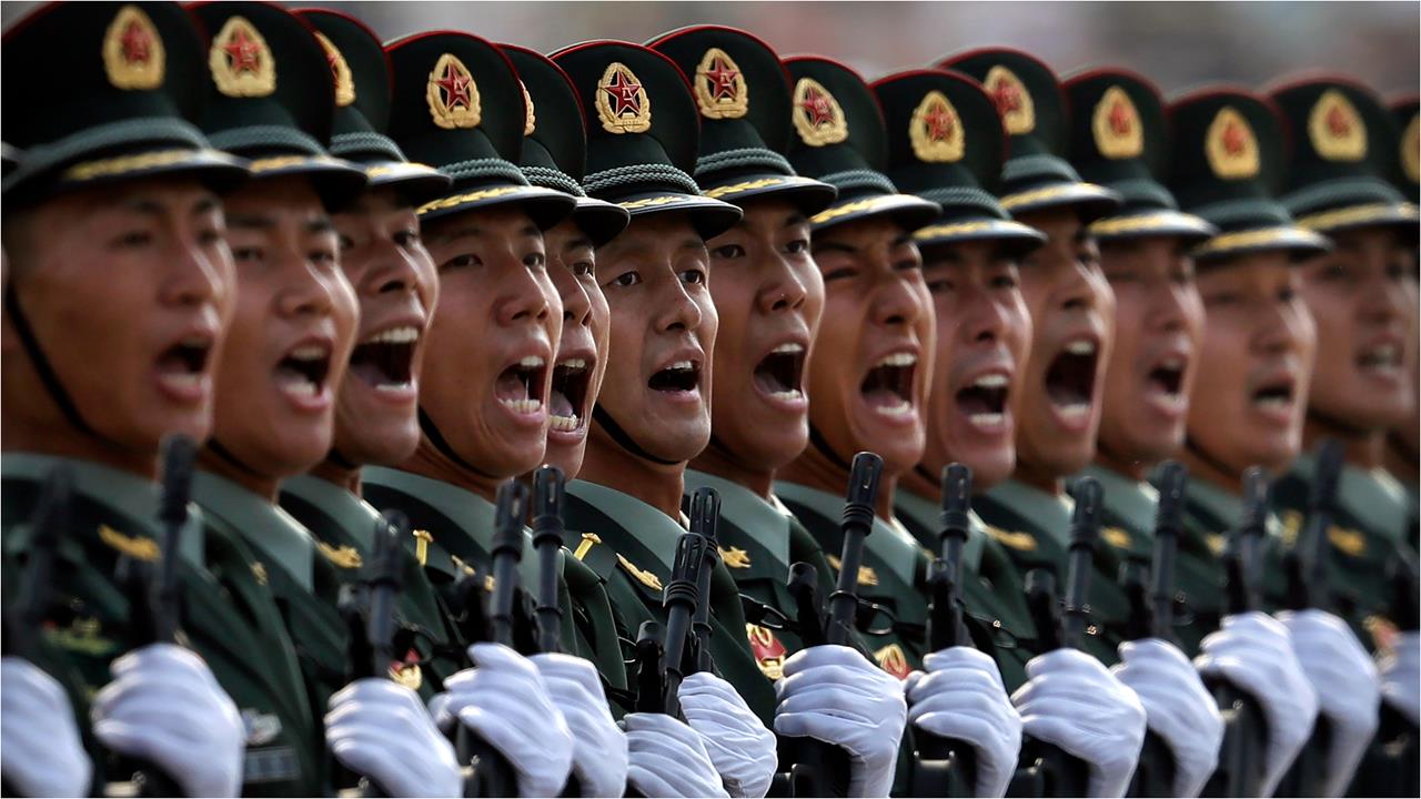 解放軍衛兵「機場1舉動」震撼全球35秒「驚呆白宮記者」！網憂：命可能沒了