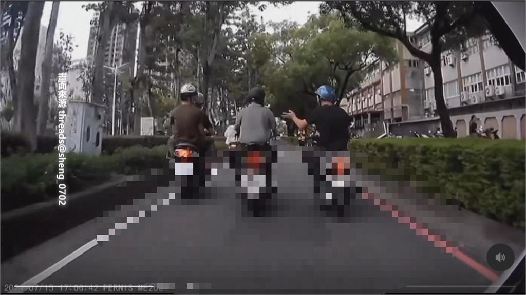 並排騎機車「忘我聊天」　危險！警：無違規不開罰