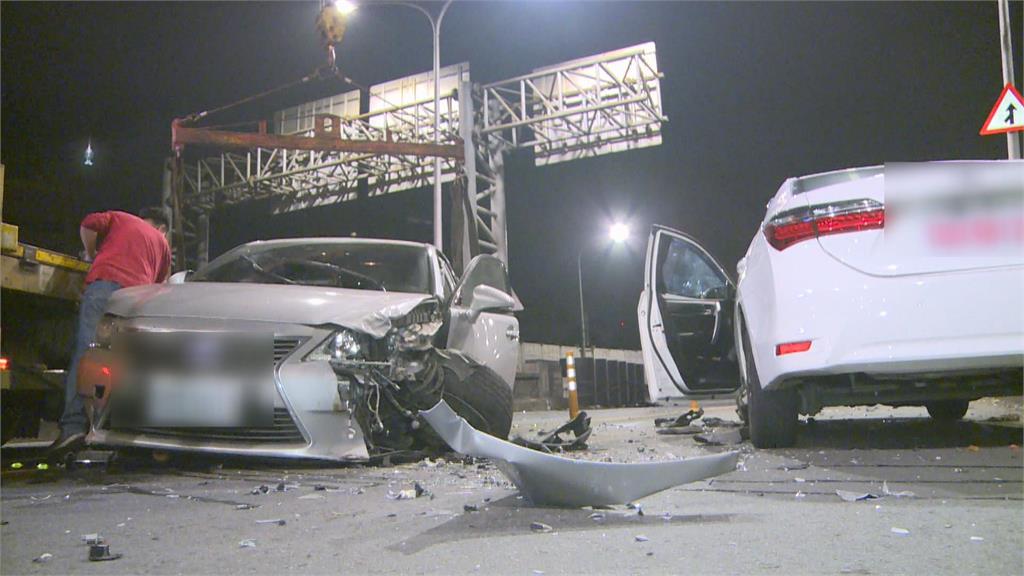 轎車市民高架撞防撞桶　再撞對向計程車