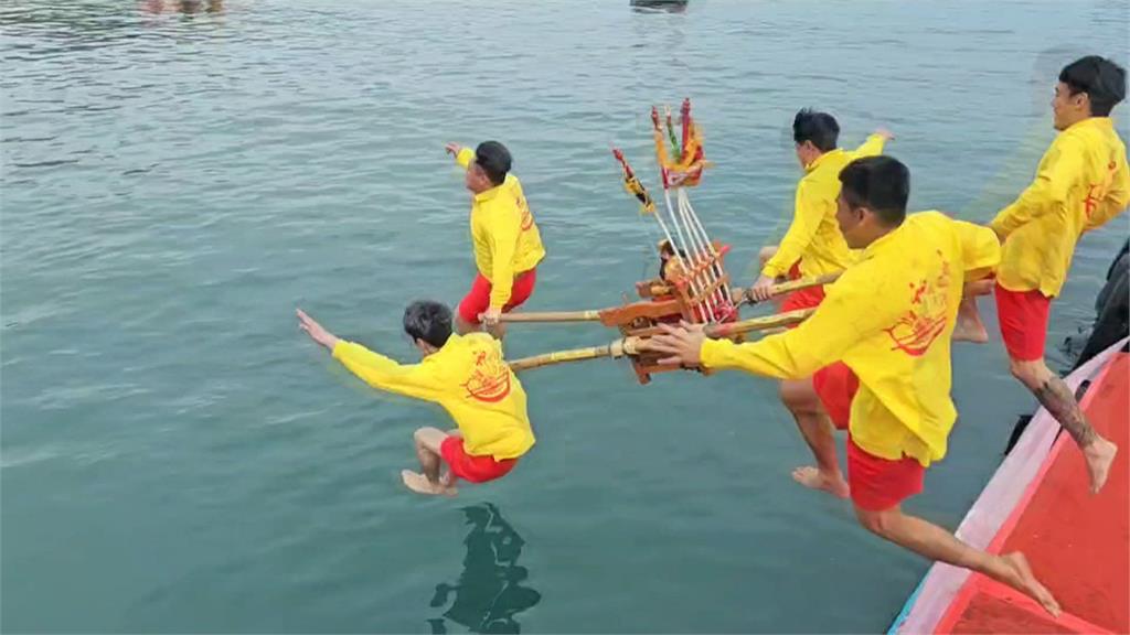 野柳神明淨港盛大登場！　信眾不畏低溫跳水淨港.湯圓、平安魚免費吃
